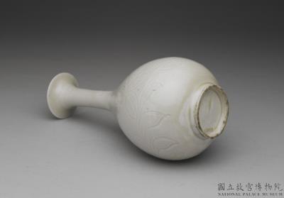 图片[3]-Long-necked vase with incised lotus decoration, Ding ware, Northern Song dynasty, 12th century-China Archive